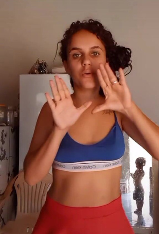 Ayla Vitoria (@ayla_e_biinah) #cleavage  #sport bra  #tattooed body  «fazendo vídeo sem sorri por que...»