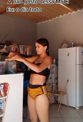 Ayla Vitoria (@ayla_e_biinah) #crop top  #black crop top  #shorts  #booty dancing  «Me dêem idéia de pov , deixa aí...»