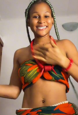 Faustina (@berby_picxy) #tube top  #belly dance  «I don the enter yawa...»
