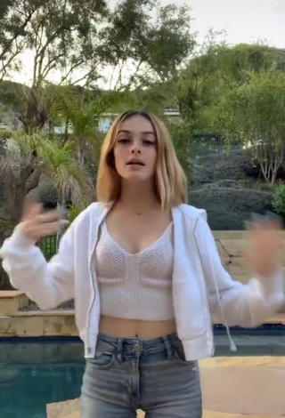 Cailee Kennedy (@cailee.kennedy) #cleavage  #crop top  #white crop top  #bouncing boobs  «i forbid to fully throw it back»