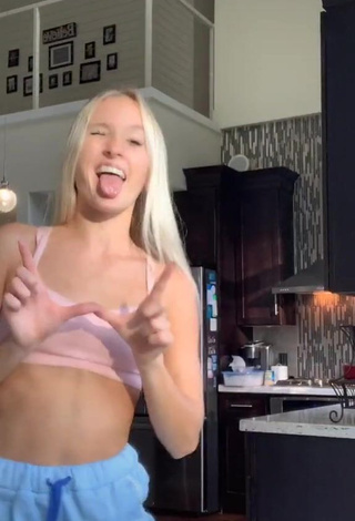 calysta.belle (@calysta.belle) #cleavage  #sport bra  #peach sport bra  #bouncing boobs  «I need my mom to do this one...»