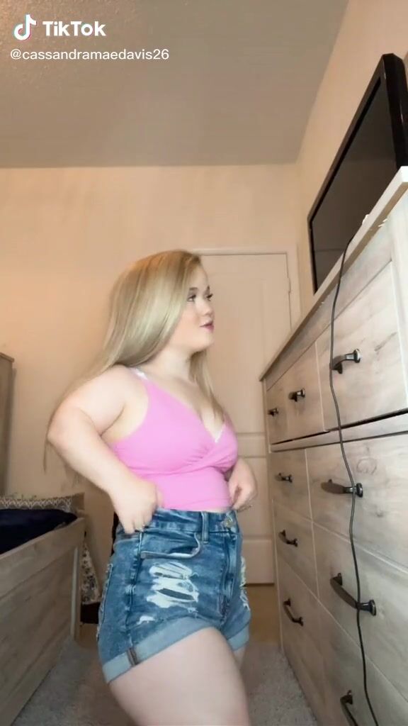 Cassandra Mae Davis (@cassandramaedavis26) #cleavage #crop top #pink crop... yephot