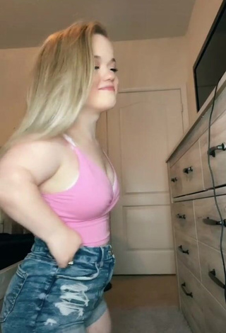 Cassandra Mae Davis (@cassandramaedavis26) #cleavage  #crop top  #pink crop top  #shorts  #booty dancing 