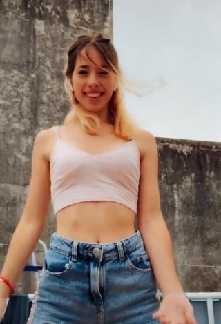 Dahiana Mendez (@dahimendezz) #cleavage  #crop top  #white crop top  #bouncing boobs  #booty dancing  «Comenta corazones rojos❤️ si...»