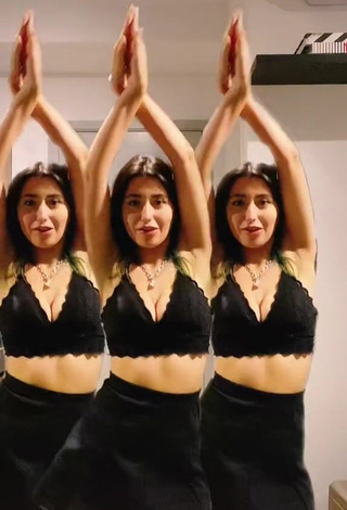 Duda Melo (@dudamelooficial) #cleavage  #crop top  #black crop top  #skirt  #booty dancing  #bouncing boobs  «a @izzylareina me desafiou a...»