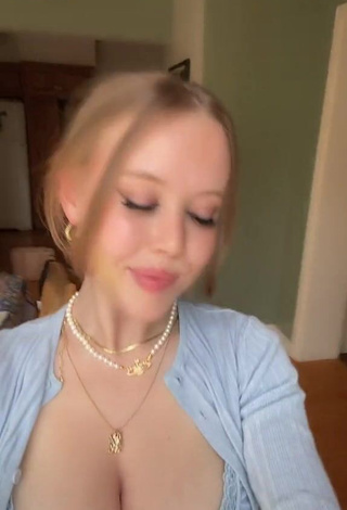 Emily_kyte (@emily_kyte) #cleavage  #crop top  #blue crop top  #bouncing boobs  #big boobs  «Allo #fyp #fitcheck #viral»