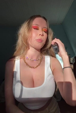 Emily_kyte (@emily_kyte) #cleavage  #crop top  #white crop top  #big boobs  «I believe in Samantha supremacy...»