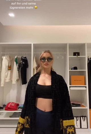 Enisa Bukvic (@enisabukvic) #cleavage #crop top #black crop top «Kommentiere ein ❤️ falls you...»