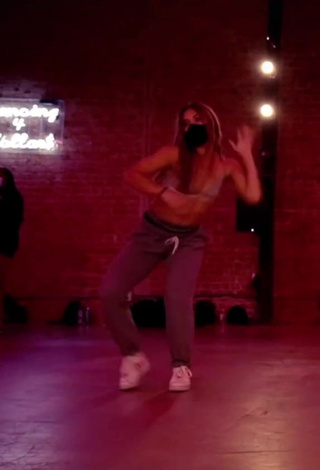 Abby Fenwick (@fenwickal) #sport bra  #bouncing boobs  #dance  «buss it  (choreography...»