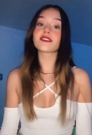 Flavia Martin (@flaviamartinn) #cleavage  #crop top  #white crop top  «como eso de que los videos se...»