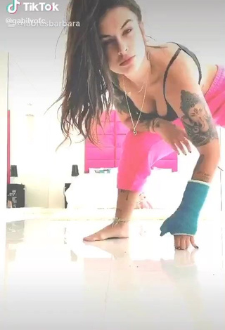 Gabily (@gabilyofc) #cleavage  #crop top  #bouncing boobs  #booty dancing  «È rave #geracaotiktok»