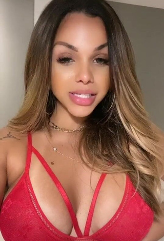 Gabily (@gabilyofc) #cleavage  #bra  #red bra  #lace bra  #tattooed body  «É tu mermoooo que eu quero beijar»