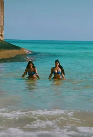 Gabily (@gabilyofc) #cleavage  #bikini  #blue bikini  #bouncing boobs  #beach  «Vocês não estão preparados pra...»
