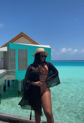 Gabily (@gabilyofc) #cleavage  #bikini  #beige bikini  #sea  «Eu tô em maldivas MEU DEUS...»