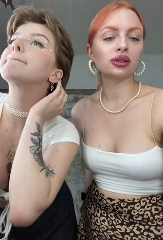 Lisa Heyden (@hellolisssa) #cleavage  #crop top  #white crop top  #bouncing boobs  #tattooed body  «Lesbian vibe  @matveenkoo»