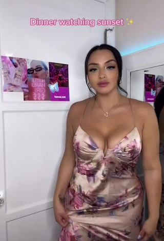 Alma Ramirez (@iamalmaramirez) #cleavage  #big boobs  «Outfits I’d Wear on a date  now...»
