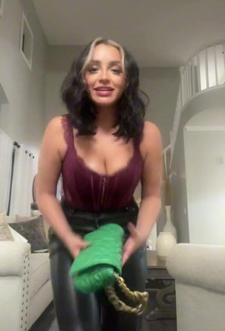Alma Ramirez (@iamalmaramirez) #cleavage  #crop top  #bouncing boobs  #big boobs  «A putear»