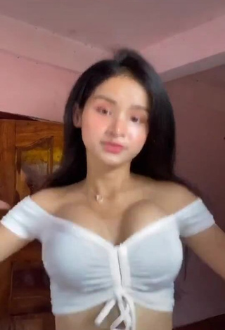 Rita Gaviola (@itssritagaviola) #cleavage  #crop top  #white crop top  #bouncing boobs  «#stitch with @Ann Nang Nann...»