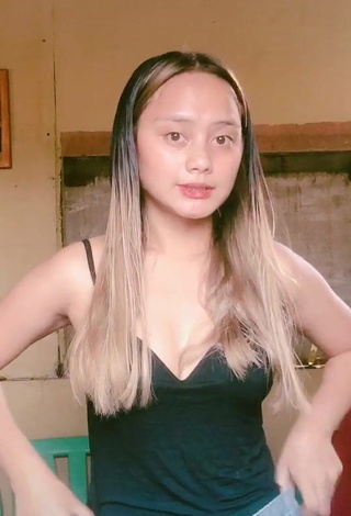 Rita Gaviola (@itssritagaviola) #cleavage  #tank top  #black tank top  #bouncing boobs  «Ito yung unang gawa ko talaga»