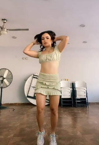 Karen Valenzuela (@karenvalenzuela19) #crop top  #green crop top  #skirt  #booty shaking  «En donde ando #fypツ #parati»