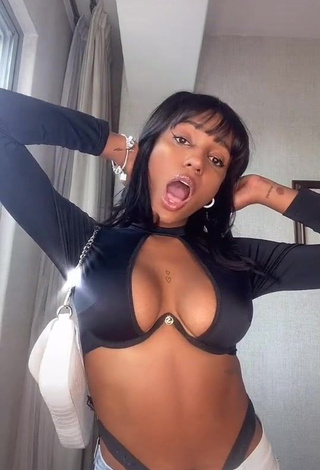 Kelly Reales (@kellyreales) #cleavage  #crop top  #black crop top  #sexy  #big boobs  «Ok, loveu»