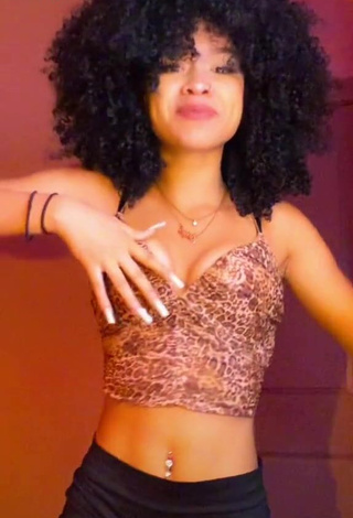 Lanii Kay (@laniikay) #cleavage  #crop top  #leopard crop top  #belly button piercing  «Wowoowowowowwwww #xyzbca...»