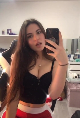 Lauren Alexis (@laurenalexis_x) #cleavage  #crop top  #black crop top  #belly button piercing  «My office is messy don’t be mad...»