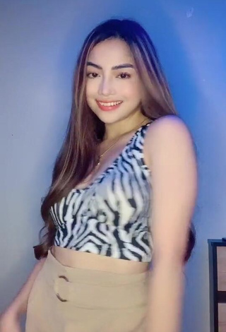 Lea Jane (@leajane05) #cleavage  #crop top  #zebra crop top  #bouncing boobs  «Ang init ngayon no  #fyp»