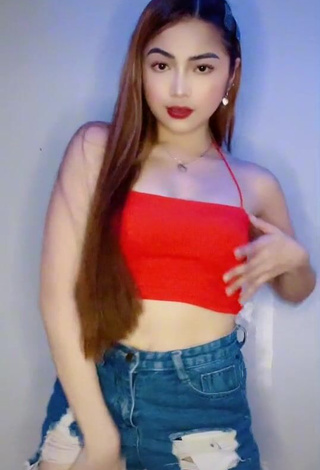 Lea Jane (@leajane05) #cleavage  #crop top  #red crop top  #shorts  #booty shaking  «Uno,dos,tres»