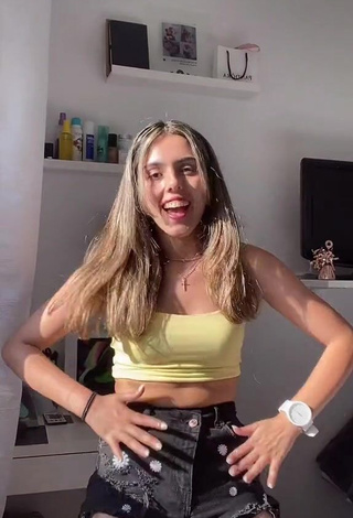 Leonor Filipa (@leonorfilipaa) #cleavage  #crop top  #yellow crop top  #shorts  #booty dancing  «Vais de férias para algum lado...»