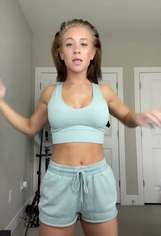 Lizzy Wurst (@lizzy.wurst) #cleavage  #sport bra  #grey sport bra  #shorts  «I’m just obsessed with this...»