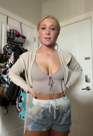 Lizzy Wurst (@lizzy.wurst) #cleavage  #crop top  #grey crop top  #bouncing boobs  #belly button piercing  «Thoughts that should’ve stayed...»