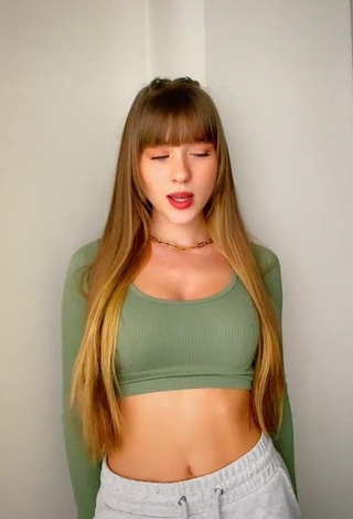 Lucia Ballesteros (@lucia_ballesteros) #cleavage  #crop top  #green crop top  #booty dancing 