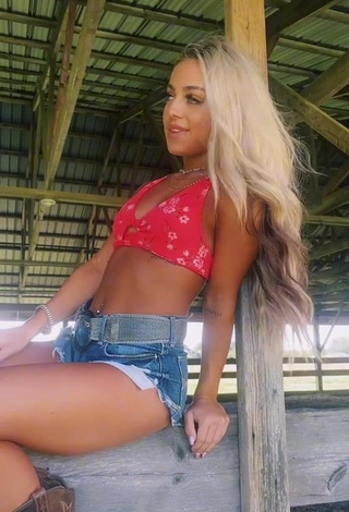 Morgan Moyer (@morgan_moyer) #cleavage  #crop top  #floral crop top  #shorts  #belly button piercing  «I’m thinking…If your gonna be a...»