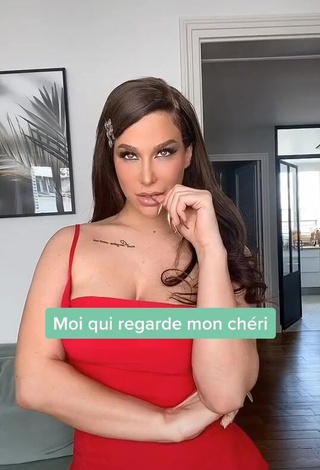 Oceane (@oce.rthn) #cleavage  #dress  #red dress  #tattooed body  «Pourquoi je suis comme ça»