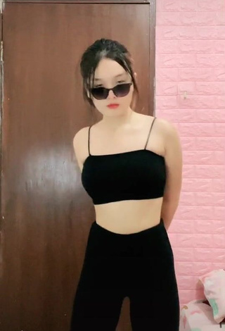 Paphricia Angelin Raharja (@paphricia) #crop top  #black crop top  #leggings  #black leggings  #booty dancing  «draft sisa abis workout kmrn»