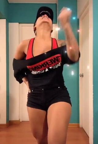 Paula Arias (@paula_tentacion24) #cleavage  #sport bra  #tight shorts  #tattooed body  «4 segundos !!! Uy no me hagas...»