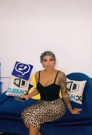 Paula Arias (@paula_tentacion24) #cleavage  #crop top  #black crop top  #leopard skirt  #booty dancing  #tattooed body  «Un baile antes de descansar ♥️...»