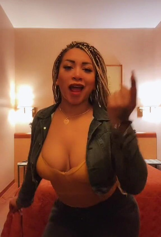 Paula Arias (@paula_tentacion24) #cleavage  #bouncing boobs  «Un poquito de sabor y calor  con...»
