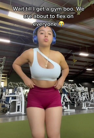 Priscila Montoya (@prisymontoya) #cleavage  #sport bra  #white sport bra  #legging shorts  #sports club  «I don’t have a gym bae yet ‍♀️...»