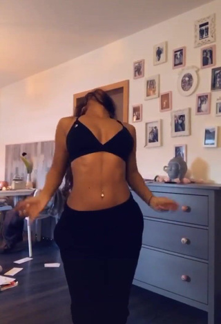 Sabrine Khan (@sabrine_khan) #cleavage  #bra  #black bra  #belly button piercing  #belly dance  «Das ganze Video gibt es auf...»