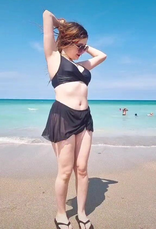 San Chan Claudia (@sanchanclaudia) #bikini  #black bikini  #beach  «jajajq corro muy gracioso #playa...»