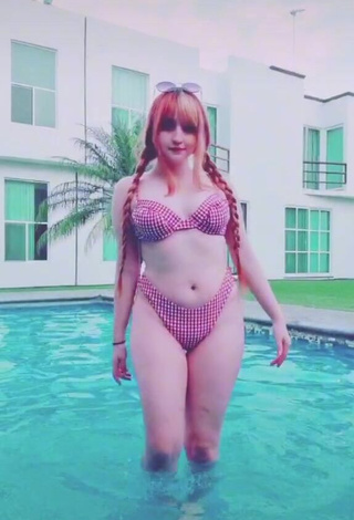 San Chan Claudia (@sanchanclaudia) #cleavage  #bikini  #swimming pool  «toy llena de moretones por mis...»