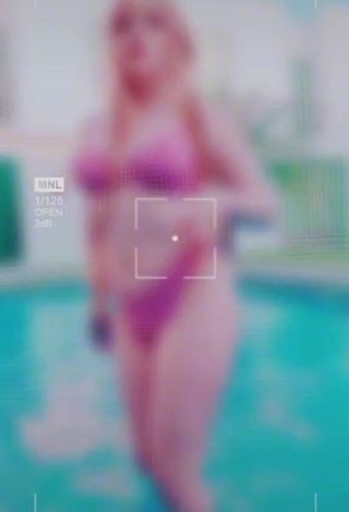 San Chan Claudia (@sanchanclaudia) #bikini  #swimming pool  «wenas #pool #poolparty #swimsuit»