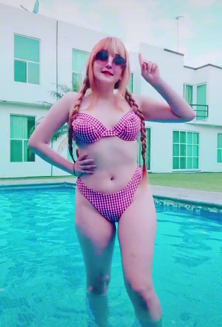 San Chan Claudia (@sanchanclaudia) #bikini  #swimming pool  «jajajajajajjaa así es #swimsuit...»