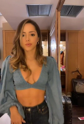 Silvana Araujo (@silvyaraujo) #cleavage  #crop top  #blue crop top  #side boob  «Amo a Karol G  #parati #viral»