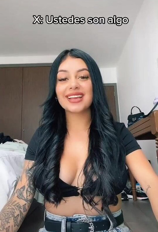 Tatia Ortega (@tatiaortega_) #cleavage #crop top #black crop top #tattooed body «ES MÍO VALIÓ 2 dolares»