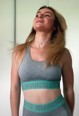 alixxbvl (@alixxbvl) #sport bra  #grey sport bra  #booty shaking  «des supers séances de #sport...»