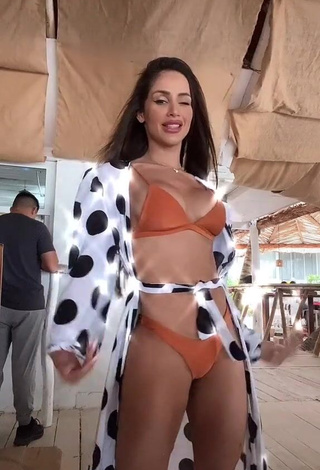 Kesia Muniz de Oliveira (@babi) #bikini  #orange bikini  #cleavage  #big boobs  «Só mais um #fy»