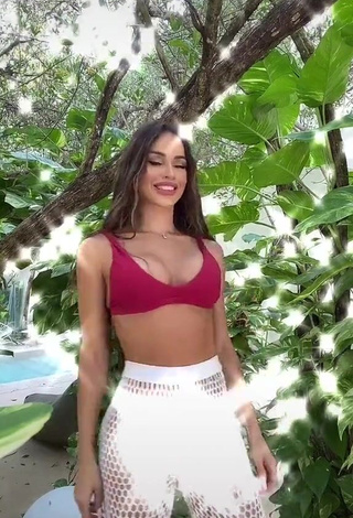 Kesia Muniz de Oliveira (@babi) #cleavage  #bikini top  #red bikini top  #booty shaking  #twerk  #pants  #white pants  «Só lamentos #foryou»